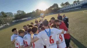 🎥 📸 În ultima etapă a Ligii Tineret, vicecampioana a învins campioana. După meci, jucătorii Academiei de Fotbal Radu Rebeja și ai echipei Dacia Buiucani au fost premiați cu medalii